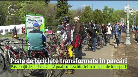 Zeci de tineri au pedalat în Capitală, nemulţumiţi că pistele de biciclete au fost transformate în parcări
