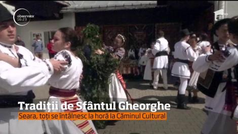 Tradiții de Sfântul Gheorghe. Flăcăii au umblat prin sat iar tinerele i-au aşteptat cum se cuvine