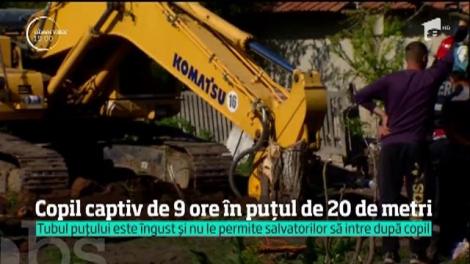 Copil captiv de nouă ore într-un puț de 20 de metri! Ca să îl ţină în viaţă, pompierii i-au pompat oxigen şi aer cald