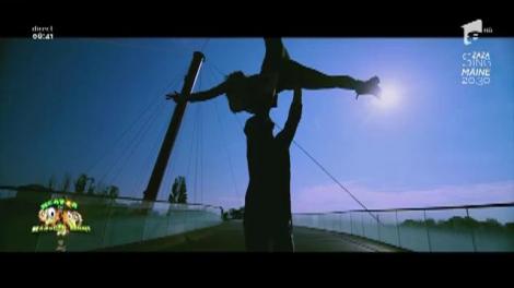 Andreea Ignat  a lansat o provocare muzicală: "Hainele jos"! Da, recunoaștem, chiar că ne iau toate căldurile cu așa o apariție!