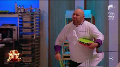Chef Scărlătescu schimbă tactică! A spart farfurii de fericire, în numele fiecărui concurent din echipa sa. Răzbunare ca la carte