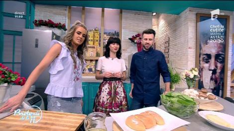 Cea mai frumoasă gospodină, Andreea Moldovan, gătește "Pui cu ciuperci şi spanac"! Prietenilor, vă este poftă?