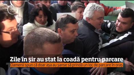 Pentru un loc de parcare sute de oameni s-au îngrămădit în această dimineaţă în fața Primăriei Alba Iulia