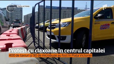 Piaţa Victoriei a fost ocupată în această dimineaţă de taxiuri şi microbuze