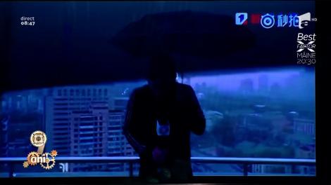Smiley News: Un prezentator de meteo chinez a fost lovit, în direct, de un fulger