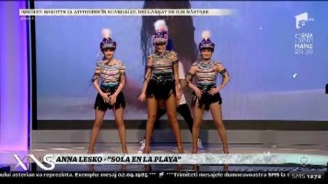 Anna Lesko: "Sola en la playa"