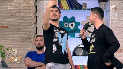 Răzvan și Dani au descoperit "LIVE-ul" pe Facebook. I-au furat telefonul lui George și au adunat fanii buluc: "Ai o meclă borcănată și îți dau oamenii like. Ce-i asta, emisiune de dezbrăcăciune?"