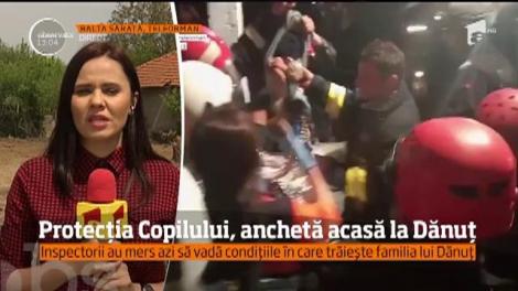 Inspectori de la Direcţia pentru Protecţia Copilului Teleorman au mers de dimineaţă acasă, în Balta Sărată, ca să vadă condiţiile în care trăieşte familia lui Dănuţ