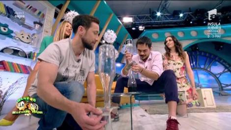 Abracadabra! Răzvan și Dani distrug toate miturile. Cum scoţi o bancnotă dintre două sticle suprapuse, fără să se lase cu cioburi: "Nu te mișca, nu respira!"