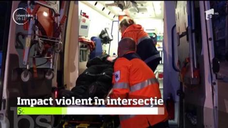 Au forţat semaforul, iar impactul a fost unul imposibil de evitat!
