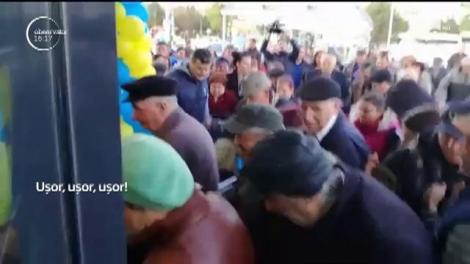 Înghesuială mare la deschiderea unui supermarket din Iaşi