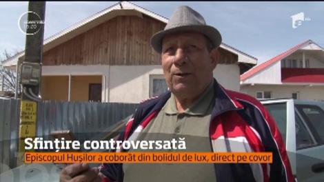 Episcopului Huşilor, Corneliu Bârlădeanu, fotografiat în timp ce cobora din maşină pe un covor întins direct pe pământ