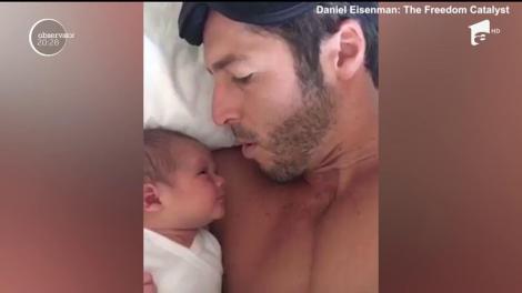 Un bărbat își liniștește bebelușul folosind o tactică yoga