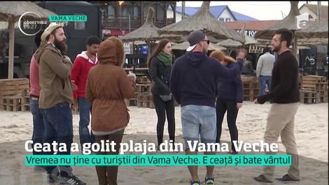Vremea nu ține cu turiștii din Vama Veche. E ceață și bate vântul