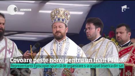 Episcopul Hușilor a călcat într-un sat din Vaslui pe covoare întinse peste noroi