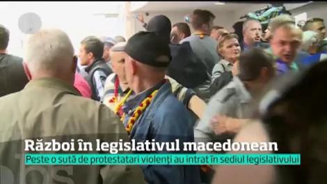 Râzboi în Parlamentul de la Skopje, Macedonia. Peste o sută de protestatari violenți au intrat în sediul legislativului