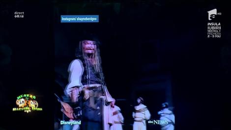 El să fie oare? Johnny Depp, în pielea lui Jack Sparrow, vizită surpriză la un parc de distracţii. Fanii au crezut că nu văd bine!