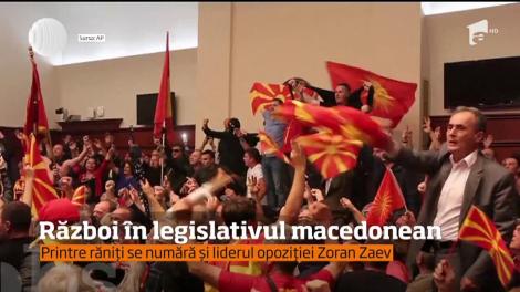 Scene de război, în Parlamentul Macedoniei. Politicienii au fost atacați de cetățeni, după ce au reușit să intre, cu forța, în clădire (VIDEO)