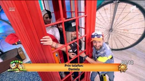 Râzi cu lacrimi! Delia și Macanache, înghesuiți într-o cabină telefonică