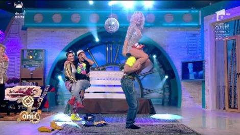 S-a încins atmosfera, ”s-au umflat blugii!”. Dansul pe ziar, destrăbălare în doi pe ritmuri muzicale. Așa ceva nu vezi în fiecare zi!