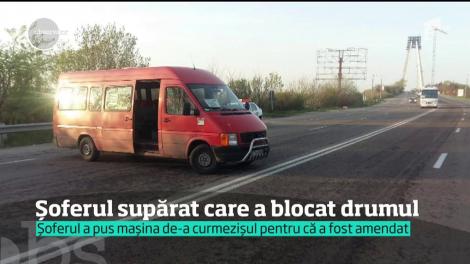 Un șofer de microbuz din Constanța a blocat circulația pe o șosea, în semn de revoltă faţă de un echipaj de poliţie