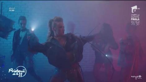 Cinci fete cucuiete s-au pus serios pe treabă şi vor să cucerească topurile internaţionale! Ascultă şi tu "Gimme Some Funk" de la Eyes on Five feat. Atashka Jackson