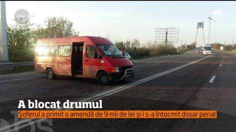 Video! Şoferul unui microbuz, gest iresponsabil în trafic. A întors maşina în şosea pentru că era supărat pe… poliţişti