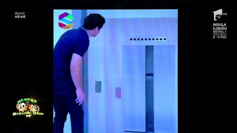 Smiley News: Unul dintre cele mai bune clipuri ale anului! Ce faci când se deschide uşa liftului şi dai de un alt... lift? Farsa care face înconjurul internetului