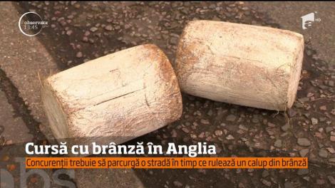 Un sat din Anglia devine, o dată pe an, scena unei competiţii unice: cursa cu rostogolirea brânzei