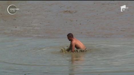 Deşi este una periculoasă, tradiţia pescuitului în mâl s-a repetat şi anul acesta la Piteşti