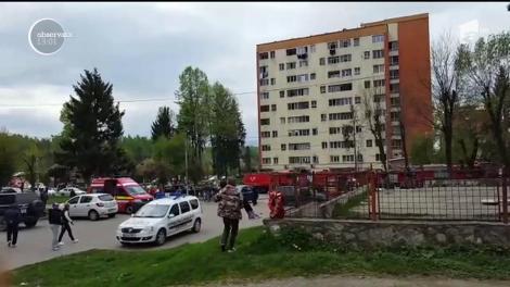 Un incendiu puternic a izbucnit în această dimineaţă într-un bloc de locuinţe din oraşul Petrila din Hunedoara