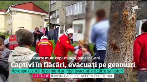 Panică în orașul hunedorean Petrila! Aproape o sută de oameni au fost evacuați din blocul cuprins de flăcări