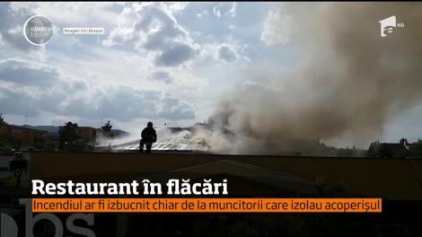 A fost panică în Braşov. Acoperişul unui restaurant a fost cuprins de flăcări, apoi un nor mare de fum s-a adunat peste un cartier întreg