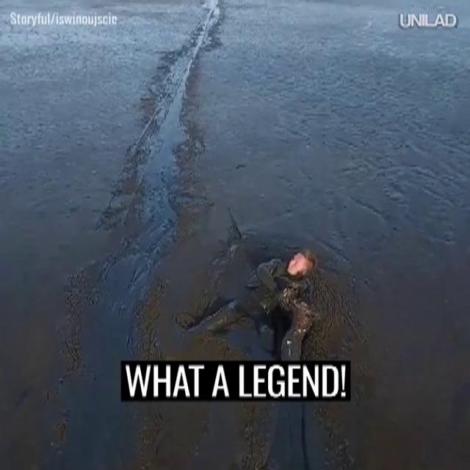 VIDEO-ul care a ținut cu sufletul la gură o lume întreagă! Un fotograf a intrat în noroiul gros pentru a salva un vultur prins în ghearele morții