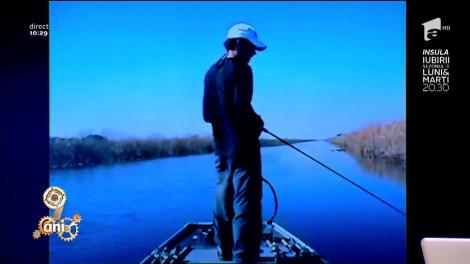 Smiley News: Cel mai neîndemânatic pescar! S-a lovit cu undiţa în faţă!