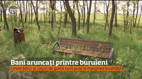 Băncile şi coşurile de gunoi personalizate sunt adevărate comori în România! Pe ce au cheltuit edilii unei comune din Prahova o avere
