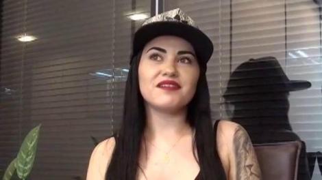 Întoarsă din Thailanda, Deea s-a apucat serios de muzică. Bruneta este pe punctul de a-și lansa o nouă piesă: "Este o melodie de iubire, în care se vor regăsi multe persoane"