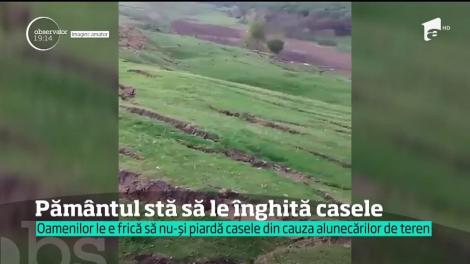 Alunecări de teren într-un sat din Vaslui. Oamenilor le e frică să nu-și piardă casele