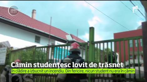 Un cămin studențesc a fost lovit de trăsnet! În clădire a izbugnit un incendiu
