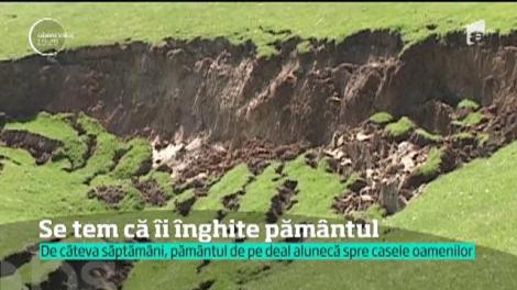 Un întreg sat din Vaslui e în pericol din cauza alunecărilor de teren