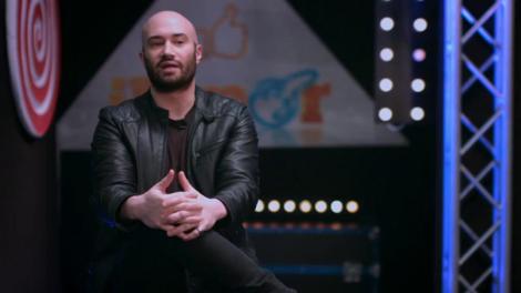 Mihai Bendeac, încălțat cu un pantof de un fel și celălalt de alt fel