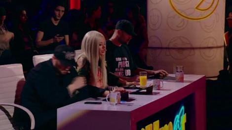 Moment genial realizat de Thomas Hecking, din Germania. Delia cântă la... cârjă, Bendeac şi Cheloo rămân fără cuvinte: "A fost unul dintre cele mai bune chestii din sezonul acesta”