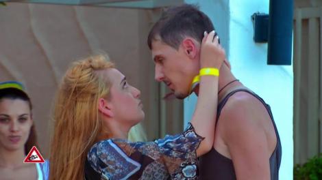 Săruturi, încurajări, glume și minciuni. Fiecare încearcă să-și securizeze relația, înainte de despărțire