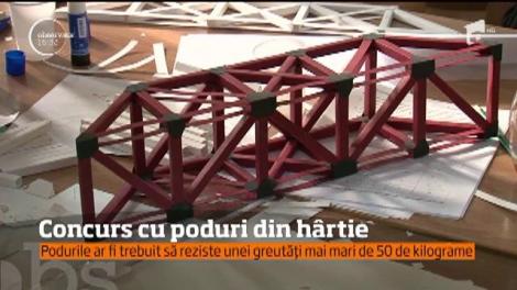 Studenţii de la Facultatea de Construcţii din Iaşi s-au străduit să construiască poduri de hârtie