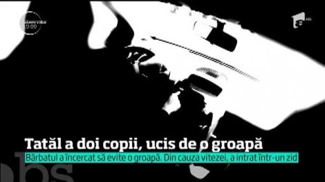 Un tânăr, tată a doi copii, a murit în maşina sa după ce s-a izbit frontal de un zid pentru că a încercat să evite o groapă
