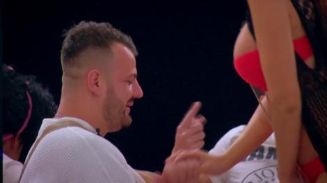 Dasul, cel mai pun pretext de atingere a ispitei. Aurel și Bianca se distrează de minune