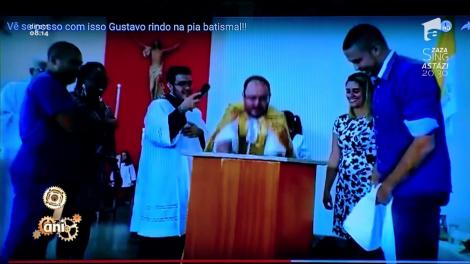 Smiley News: Un bebeluş aplaudă după ce este băgat în cristelniţă