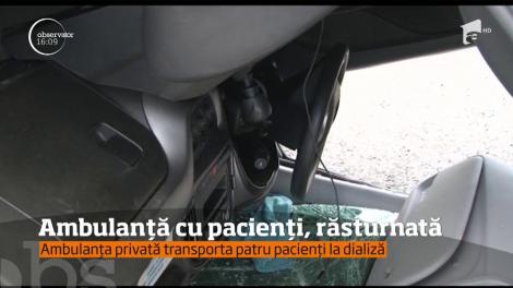 Ambulanţă privată în care erau patru pacienţi, răsturnată după ce s-a lovit cu o altă maşină