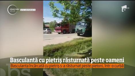 Clipe înfiorătoare de dimineaţă, în judeţul Bihor! O basculantă încărcată cu pietriş s-a răsturnat într-o curbă peste nişte pietoni