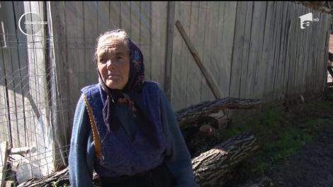 A plouat într-o noapte, cât pentru o lună, în Dâmboviţa, iar pâmântul a luat-o la vale! Mai multe familii au rămas izolate